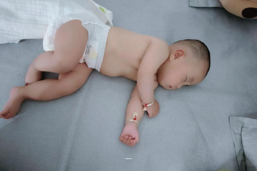 镇江几个月宝宝会抬头